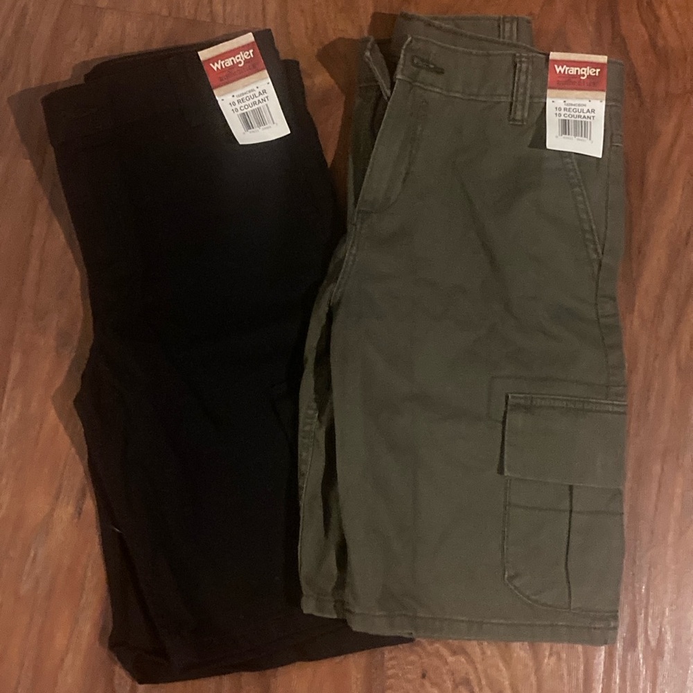 Pair of NEW with TAGS Wrangler Cargo Shorts in Black and Green Sz 10R BOYS